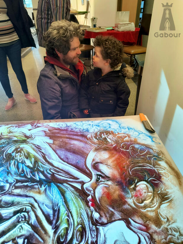 Live show, sand paint